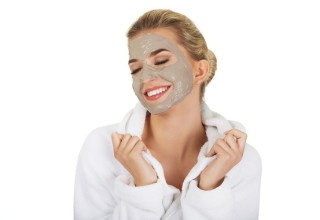 Peeling na twarz Kobieta po zabiegu na twarz (peeling w gabinecie kosmetycznym